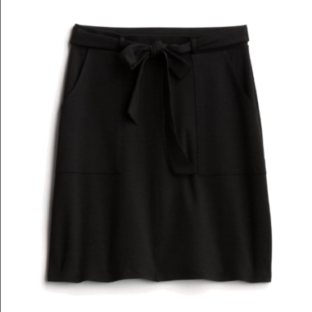 Black Gilli large fitted a-line knee length skirt w/ pockets & fabric tie waist